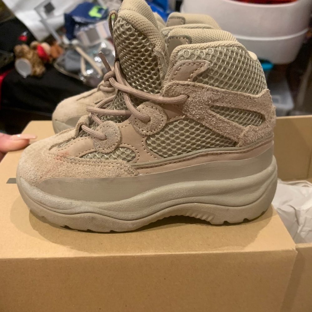 Toddlers Yeezy desert storm size 9